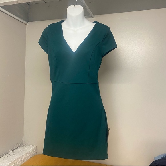 Women’s Lulus  Solid Green Dress V-neck Short Sleeve  Small - Picture 1 of 9
